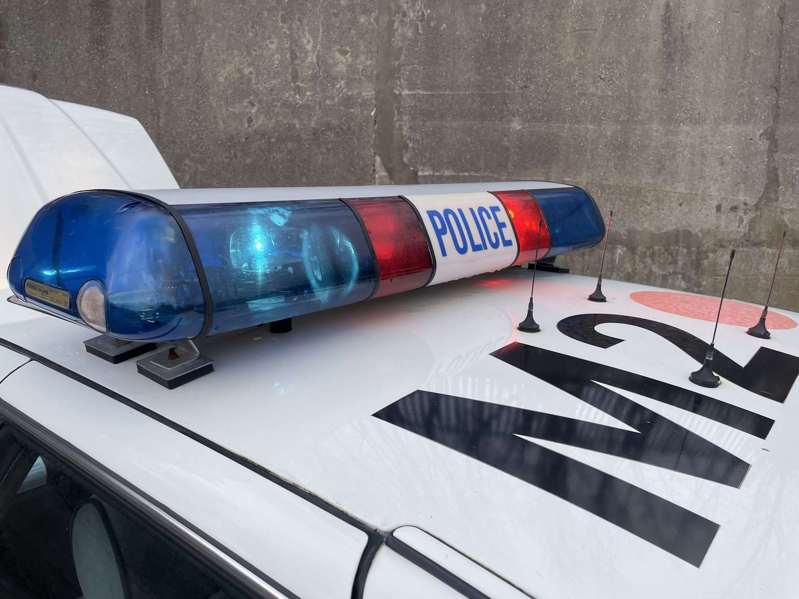 Blue and red POLICE lightbar and roof identification on the classic Rover police car